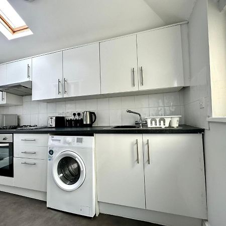 Massive 4 Bedroom Duplex Apartment - Sleeps Up To 10 People - Free Parking - 5 Minutes To The Best Beach! - Great Location - Fast Wifi - Smart Tv - Newly Decorated - Sleeps Up To 10! Close To Bournemouth & Poole Town Centre & Sandbanks Exterior foto