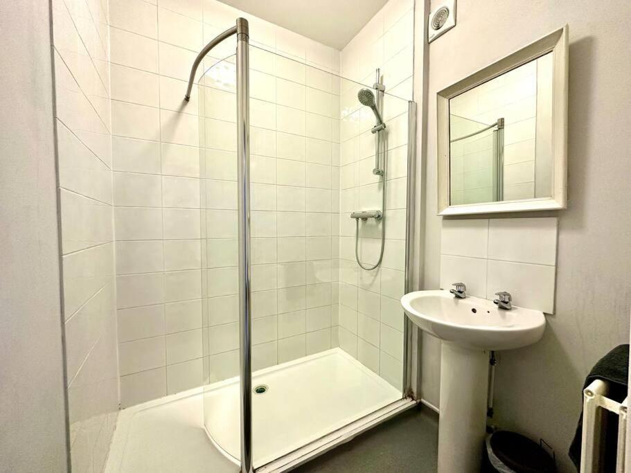 Massive 4 Bedroom Duplex Apartment - Sleeps Up To 10 People - Free Parking - 5 Minutes To The Best Beach! - Great Location - Fast Wifi - Smart Tv - Newly Decorated - Sleeps Up To 10! Close To Bournemouth & Poole Town Centre & Sandbanks Exterior foto