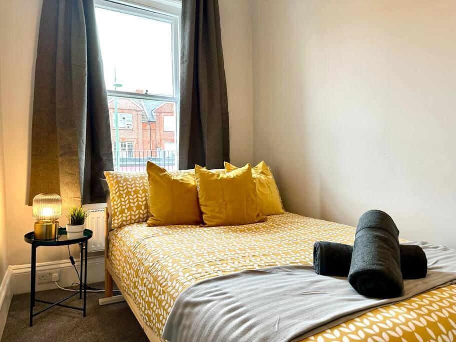 Massive 4 Bedroom Duplex Apartment - Sleeps Up To 10 People - Free Parking - 5 Minutes To The Best Beach! - Great Location - Fast Wifi - Smart Tv - Newly Decorated - Sleeps Up To 10! Close To Bournemouth & Poole Town Centre & Sandbanks Exterior foto