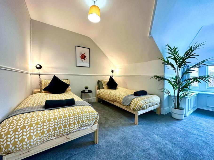 Massive 4 Bedroom Duplex Apartment - Sleeps Up To 10 People - Free Parking - 5 Minutes To The Best Beach! - Great Location - Fast Wifi - Smart Tv - Newly Decorated - Sleeps Up To 10! Close To Bournemouth & Poole Town Centre & Sandbanks Exterior foto