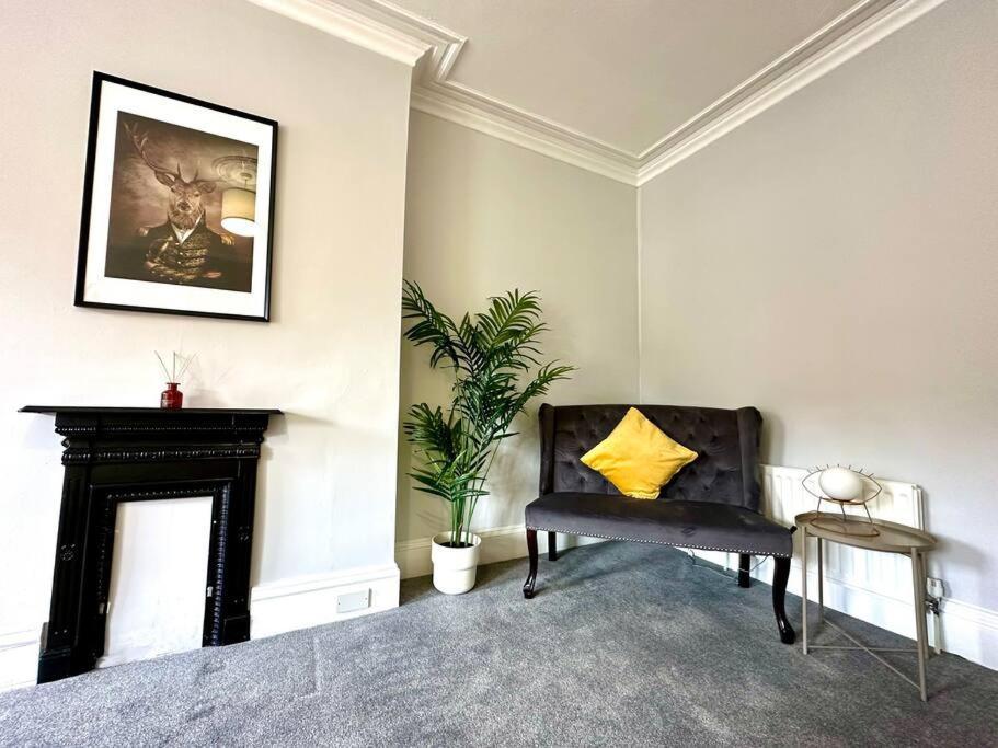 Massive 4 Bedroom Duplex Apartment - Sleeps Up To 10 People - Free Parking - 5 Minutes To The Best Beach! - Great Location - Fast Wifi - Smart Tv - Newly Decorated - Sleeps Up To 10! Close To Bournemouth & Poole Town Centre & Sandbanks Exterior foto