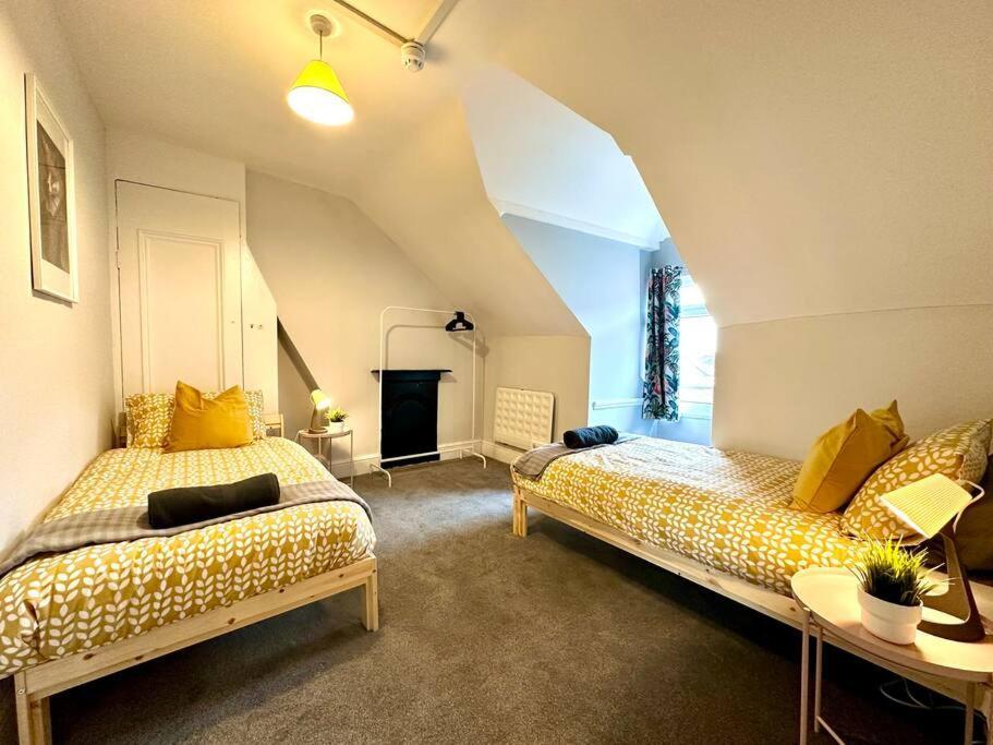 Massive 4 Bedroom Duplex Apartment - Sleeps Up To 10 People - Free Parking - 5 Minutes To The Best Beach! - Great Location - Fast Wifi - Smart Tv - Newly Decorated - Sleeps Up To 10! Close To Bournemouth & Poole Town Centre & Sandbanks Exterior foto