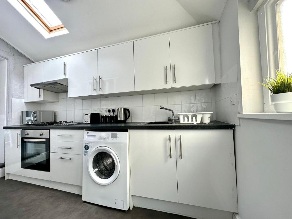 Massive 4 Bedroom Duplex Apartment - Sleeps Up To 10 People - Free Parking - 5 Minutes To The Best Beach! - Great Location - Fast Wifi - Smart Tv - Newly Decorated - Sleeps Up To 10! Close To Bournemouth & Poole Town Centre & Sandbanks Exterior foto